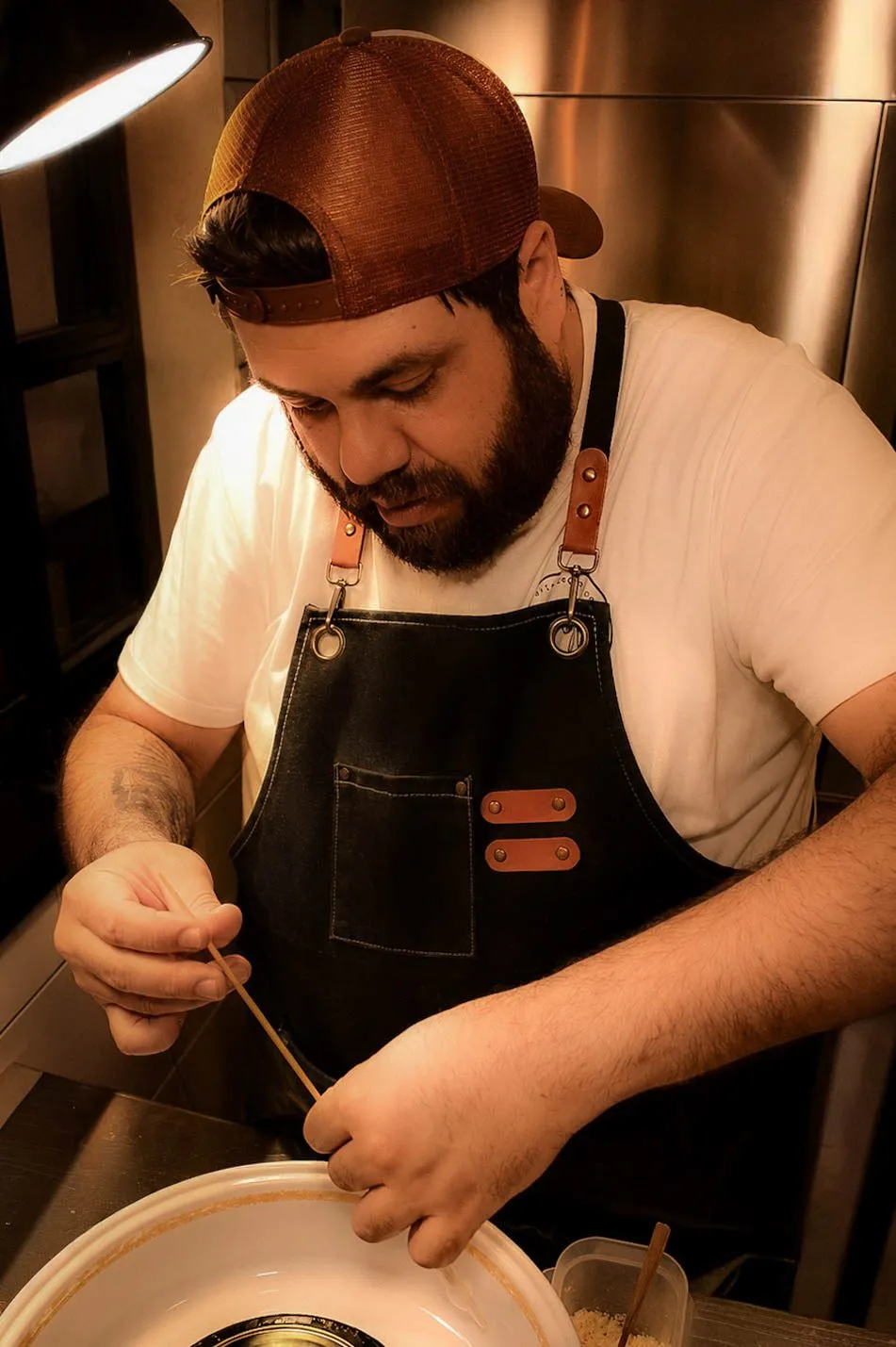 Chef de AltaCalle emplatando con dedicación en la cocina