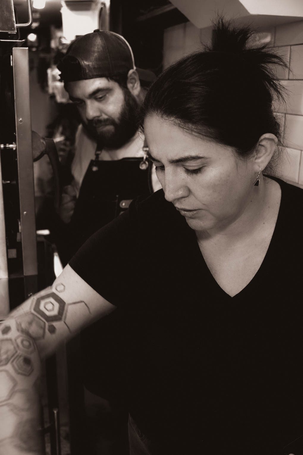 Chef y compañera trabajando codo a codo en la cocina